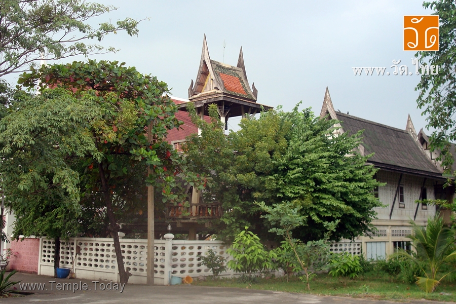 วัดกลางอ่างแก้ว (Wat Klang Angkaeo) ตั้งอยู่เลขที่ 13 บ้านท่าจีน ถนนพระราม2 หมุ่ที่ 6 ตำบลท่าจีน อำเภอเมืองสมุทรสาคร จังหวัดสมุทรสาคร 74000