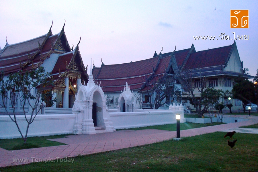 วัดใหญ่จอมปราสาท (Wat Yai Chom Prasat) ตั้งอยู่ที่ตำบลท่าจีน อำเภอเมืองสมุทรสาคร จังหวัดสมุทรสาคร 74000