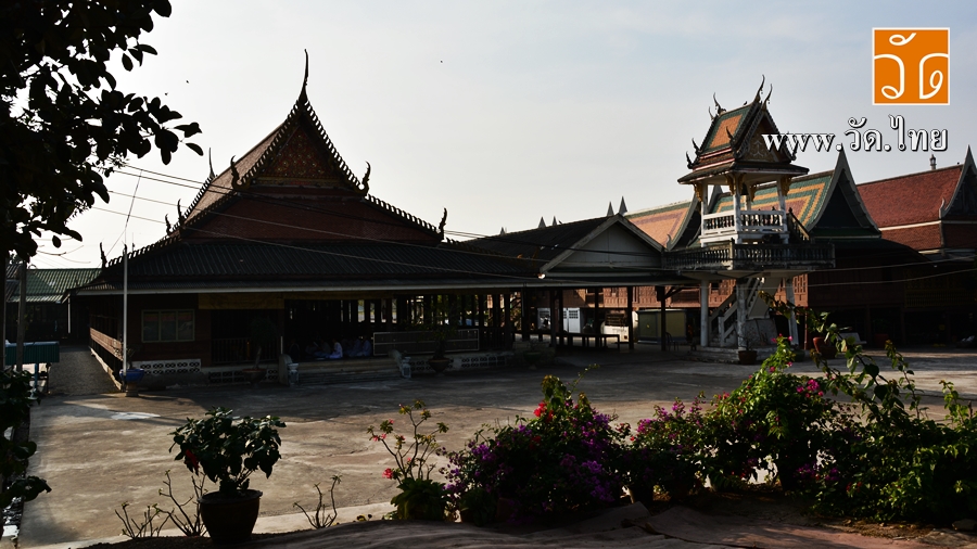วัดเกาะ (Wat Koh) ตั้งอยู่เลขที่ 1 บ้านเกาะ หมู่ที่ 2 ตำบลบ้านเกาะ อำเภอเมืองสมุทรสาคร จังหวัดสมุทรสาคร 74000