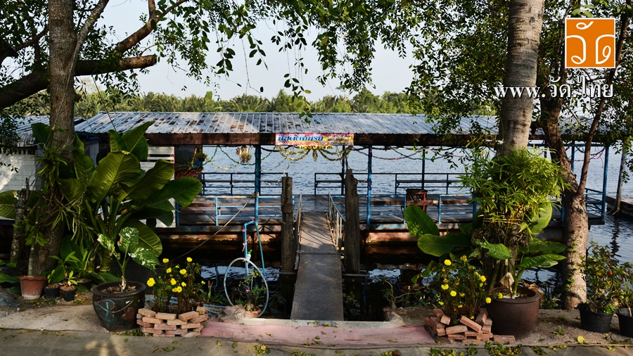 วัดเกาะ (Wat Koh) ตั้งอยู่เลขที่ 1 บ้านเกาะ หมู่ที่ 2 ตำบลบ้านเกาะ อำเภอเมืองสมุทรสาคร จังหวัดสมุทรสาคร 74000