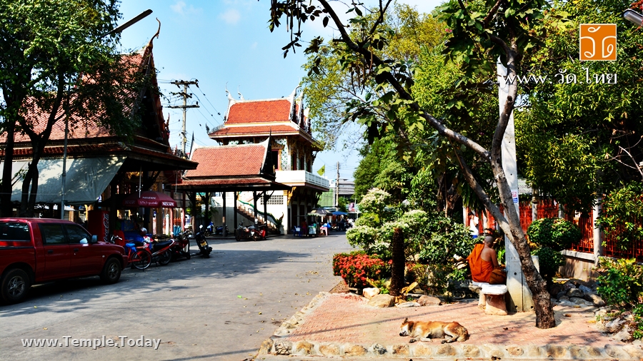 วัดป้อมแก้ว (Wat Pom Kaew) ตั้งอยู่ที่ ตำบลแม่กลอง อำเภอเมือง จังหวัดสมุทรสงคราม 75000