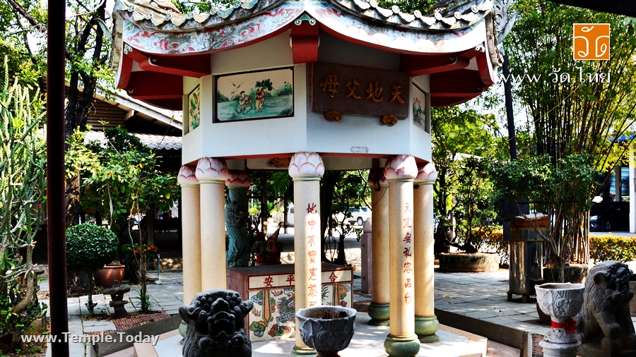 วัดป้อมแก้ว (Wat Pom Kaew) ตั้งอยู่ที่ ตำบลแม่กลอง อำเภอเมือง จังหวัดสมุทรสงคราม 75000