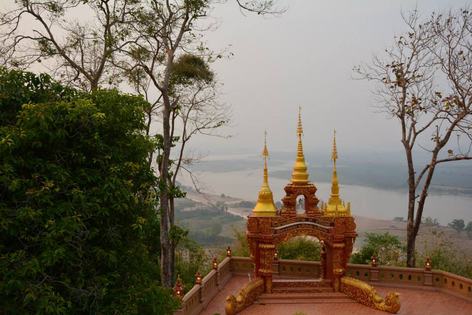 วัดพระธาตุผาเงา (Wat Phra that Pha-Ngao) ตั้งอยู่ เลขที่ 391 หมู่ 5 หมู่บ้านสบคำ ตำบลเวียง อำเภอเชียงแสน จังหวัดเชียงราย 57150