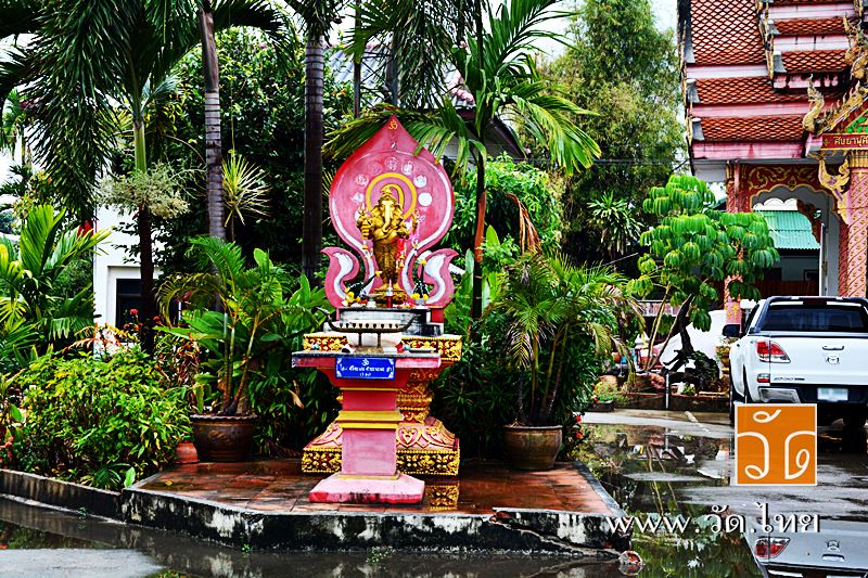 วัดไชยอาวาส (Wat Chai Awat) ตั้งอยู่เลขที่ 2 บ้านประตูเหล็ก ถนนราชวงศ์ หมู่ 1 ตำบลเวียง  อำเภอเมืองพะเยา จังหวัดพะเยา 56000