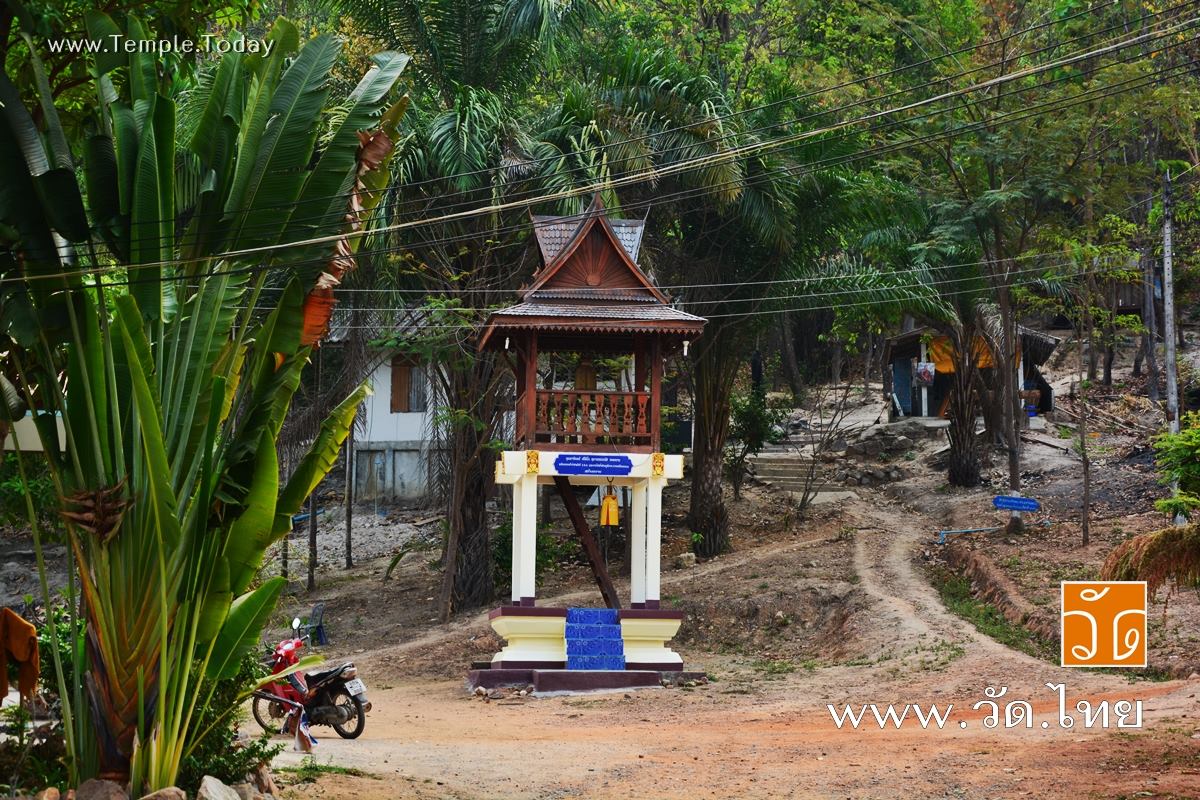 วัดถ้ำบุญนาค (Wat ThamBoonNak) ตั้งอยู่หมู่ 11 บ้านก้าวเจริญ ตำบลน้ำแวน อำเภอเชียงคำ จังหวัดพะเยา 56110