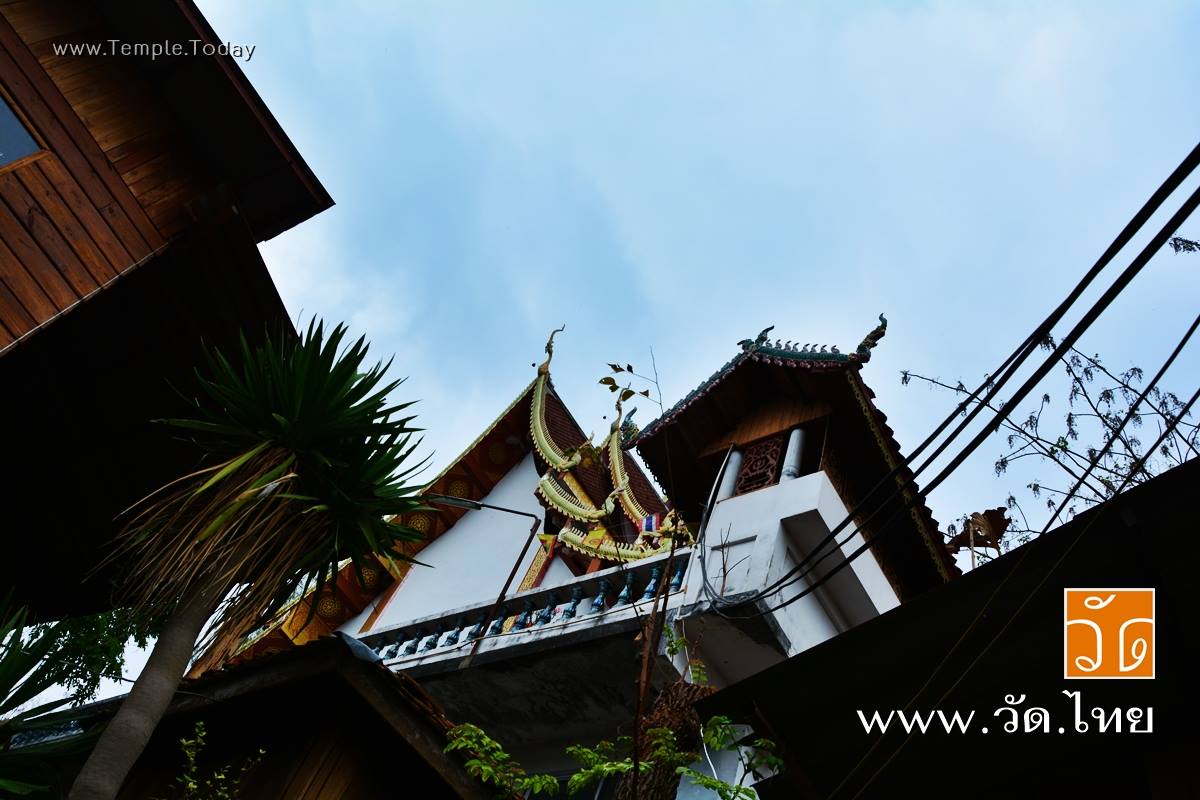 วัดพระธาตุจอมศีล (Wat Phra that Chom Sil) ตั้งอยู่ 297 หมู่ที่ 9 ตำบลบ้านถ้ำ อำเภอดอกคำใต้ จังหวัดพะเยา 56120