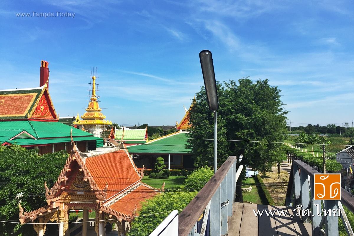 วัดคลองสวน (Wat Klong Suan) ตั้งอยู่เลขที่ 71 หมู่ที่ 4 บ้านคลองสวน ตำบลเกาะไร่ อำเภอบ้านโพธิ์ จังหวัดฉะเชิงเทรา 24140